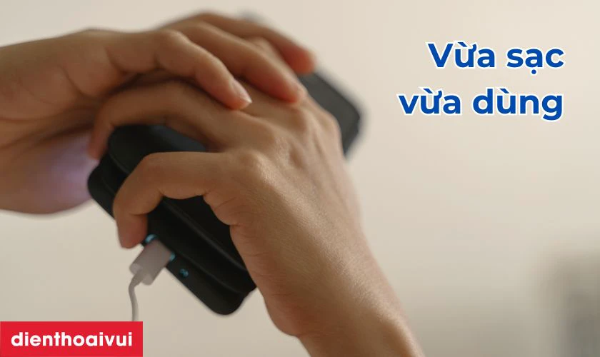 Vừa cắm vừa sạc l&agrave;m pin nhanh chai, hư hỏng