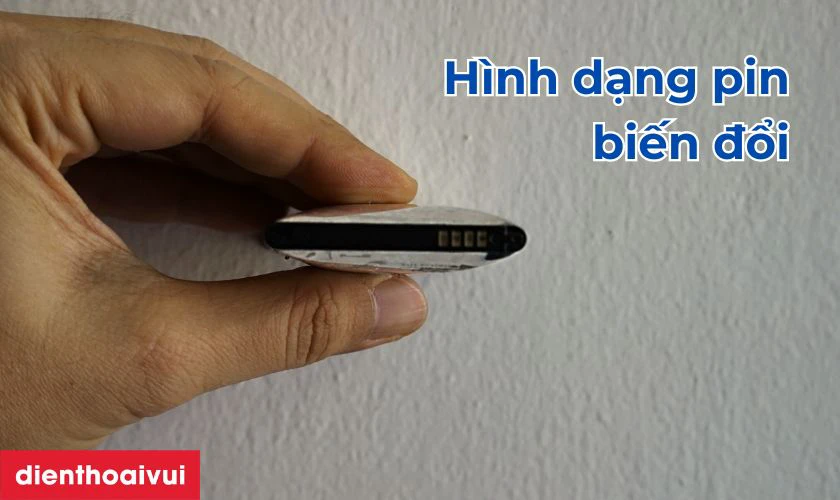 N&ecirc;n thay pin cho điện thoại Samsung A83 nếu thấy h&igrave;nh dạng bị biến đổi