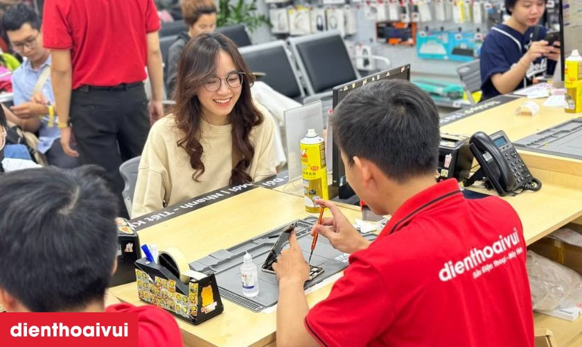 Quy tr&igrave;nh thay pin Samsung A04 chuy&ecirc;n nghiệp lấy liền tại Điện Thoại Vui