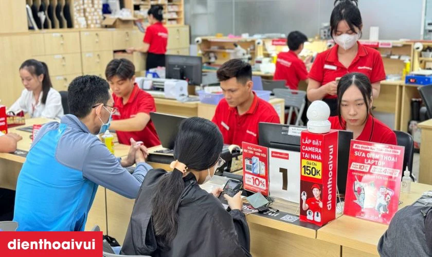 Quy tr&igrave;nh thay pin Samsung A04 chuy&ecirc;n nghiệp lấy liền tại Điện Thoại Vui được nhiều kh&aacute;ch h&agrave;ng tin tưởng