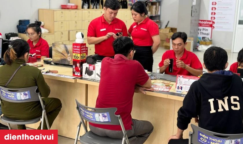 Quy tr&igrave;nh thay pin Samsung A05S chuy&ecirc;n nghiệp lấy liền tại Điện Thoại Vui