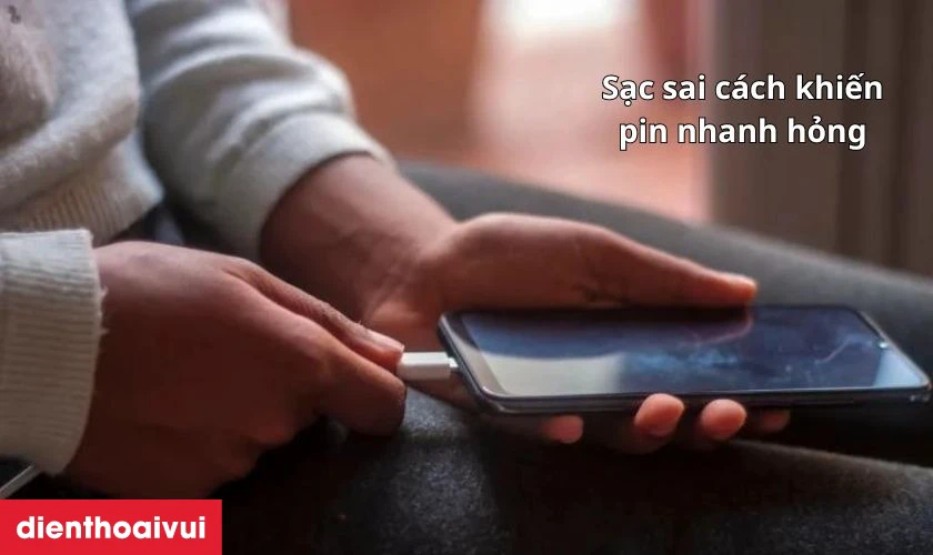 Sạc sai c&aacute;ch khiến bị nhanh chai phồng, hư hỏng cần thay mới