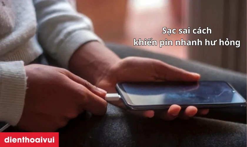 Sạc pin sai c&aacute;ch khiến pin nhanh hỏng, cần được thay mới