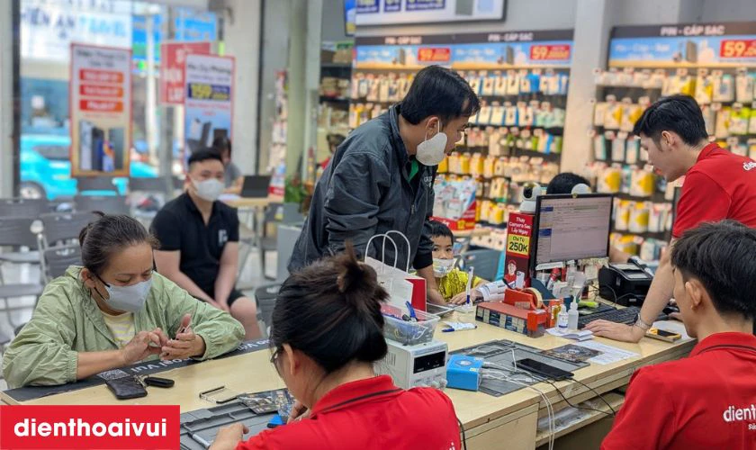 Dịch vụ thay pin Samsung A20E ch&iacute;nh h&atilde;ng Deji lấy liền tại Điện Thoại Vui