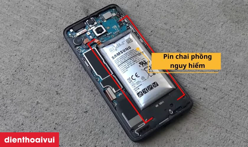 Pin bị chai phồng l&agrave; dấu hiệu hư hỏng nghi&ecirc;m trọng cần thay mới sớm