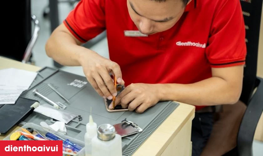 Quy tr&igrave;nh thay pin Samsung A50 tại Điện Thoại Vui