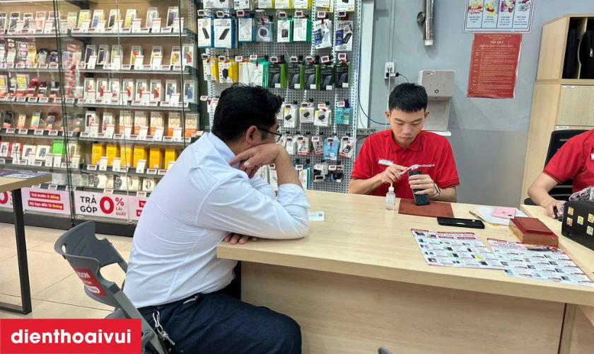 Sau khi thay pin mới, kỹ thuật viên sẽ kiểm tra chức năng điện thoại