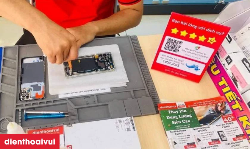 Quy tr&igrave;nh thay pin Samsung Galaxy J8 Plus chuy&ecirc;n nghiệp lấy liền tại Điện Thoại Vui