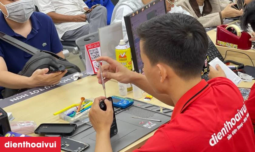 Địa chỉ thay pin Samsung Galaxy J8 Plus ở đ&acirc;u uy t&iacute;n