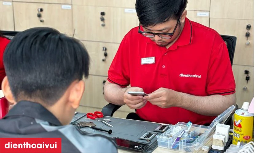Quy tr&igrave;nh thay pin Samsung Galaxy M10 ch&iacute;nh h&atilde;ng Deji chuy&ecirc;n nghiệp lấy liền tại Điện Thoại Vui