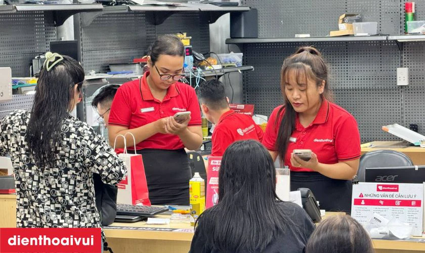 Nhận lại điện thoại và thanh toán