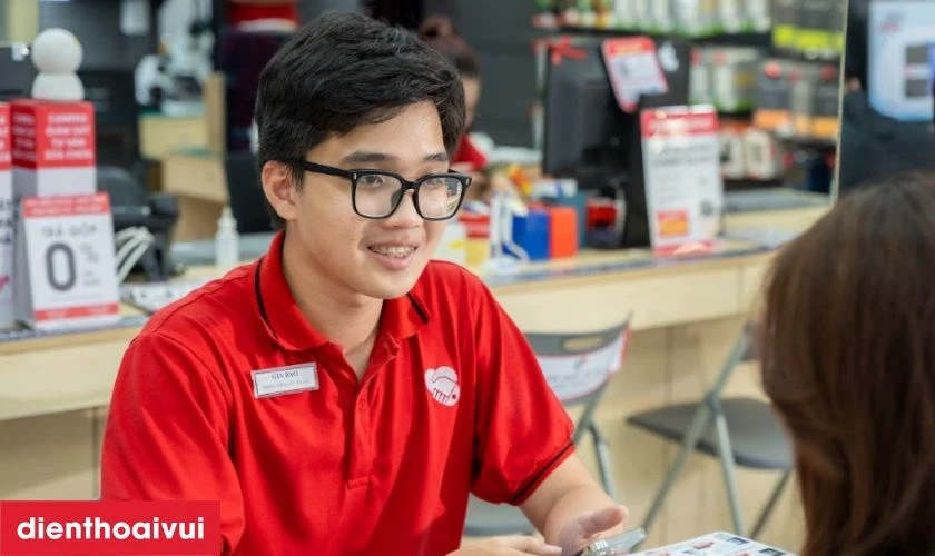 Khách hàng nhận máy, kiểm tra lại lần cuối và nhận phiếu bảo hành rõ ràng từ cửa hàng
