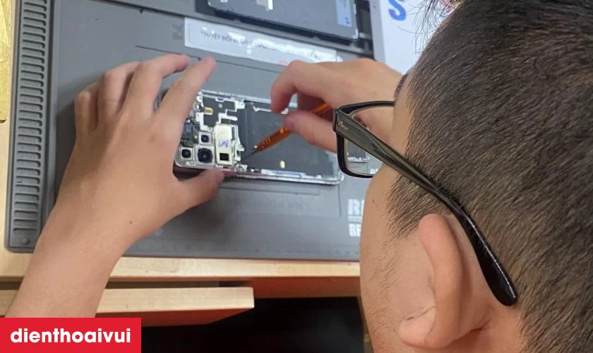 Quy tr&igrave;nh thay pin Samsung S7 Edge ch&iacute;nh h&atilde;ng Deji chuy&ecirc;n nghiệp lấy liền tại Điện Thoại Vui
