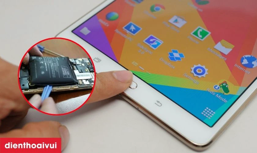 Mặt lưng bị cộm l&ecirc;n, viền m&aacute;y hở bất thường