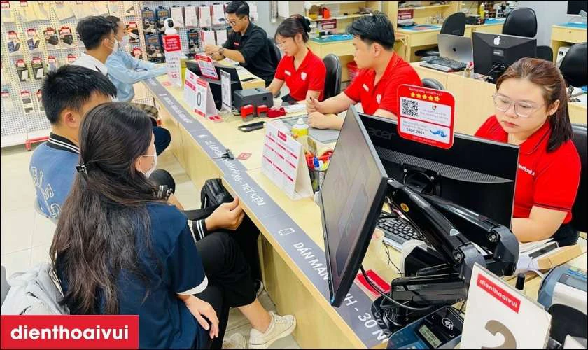 Thay pin Samsung J Series uy tín, lấy liền tại Điện Thoại Vui
