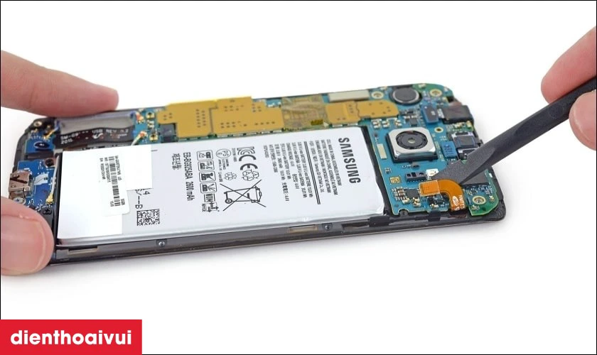 Quy tr&igrave;nh thay pin Samsung J1 chuy&ecirc;n nghiệp lấy liền tại Điện Thoại Vui