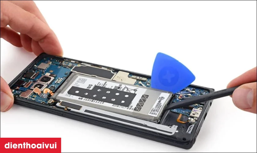 Quy tr&igrave;nh thay pin Samsung J5 Pro chuy&ecirc;n nghiệp lấy liền tại Điện Thoại Vui