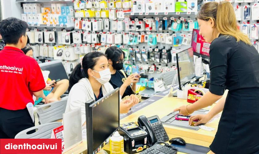 B&agrave;n giao Samsung J7 2016 cho kh&aacute;ch h&agrave;ng