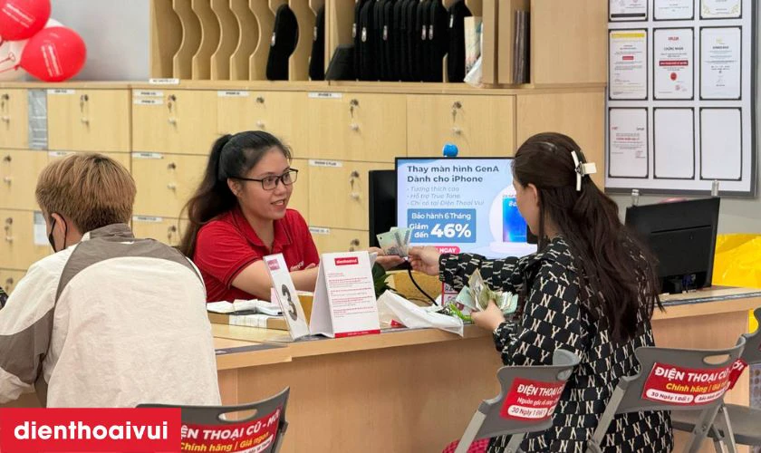 B&agrave;n giao J7 Plus sau khi thay pin lại cho kh&aacute;ch