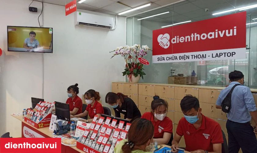Dịch vụ thay pin Samsung J7 Plus ch&iacute;nh h&atilde;ng Deji lấy liền tại Điện Thoại Vui