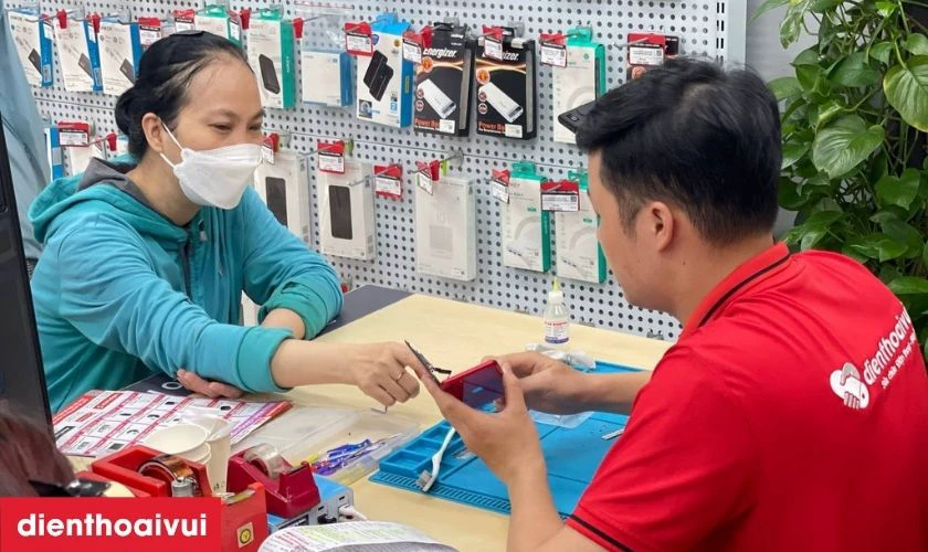 Dịch vụ thay pin Samsung J8 ch&iacute;nh h&atilde;ng Deji lấy liền tại Điện Thoại Vui