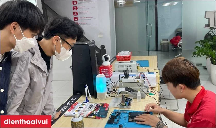 Kỹ thuật vi&ecirc;n tiến h&agrave;nh tắt nguồn điện thoại v&agrave; th&aacute;o mở mặt lưng của m&aacute;y