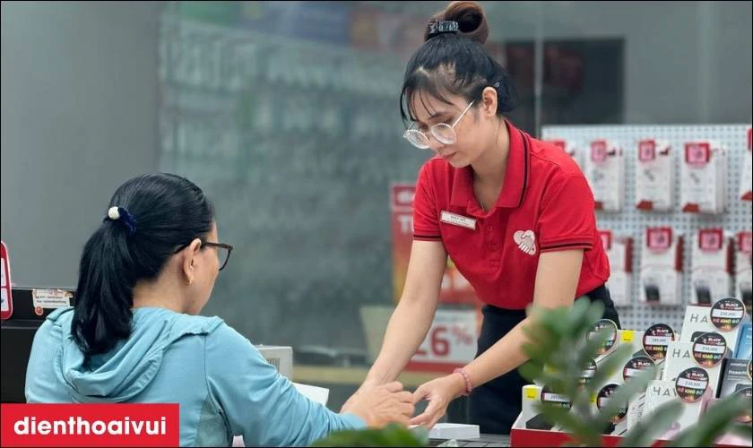 Nh&acirc;n vi&ecirc;n sẽ kiểm tra lại điện thoại để đảm bảo pin hoạt động ổn định