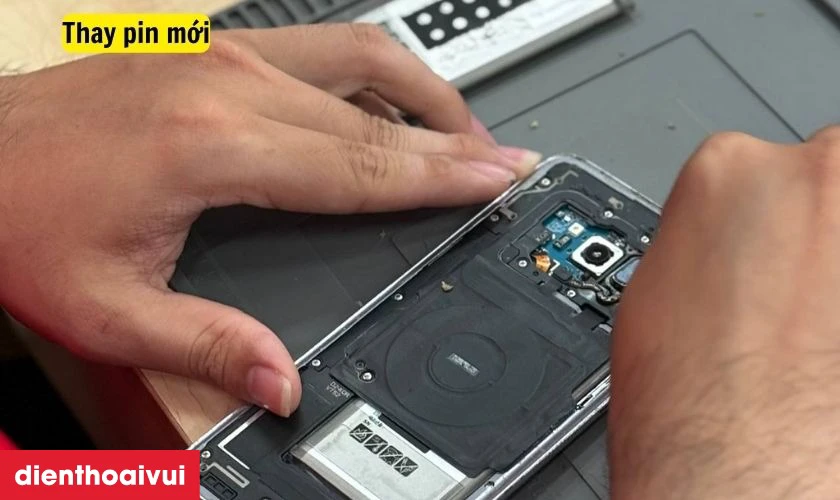Quy tr&igrave;nh thay pin chuy&ecirc;n nghiệp lấy liền tại Điện Thoại Vui