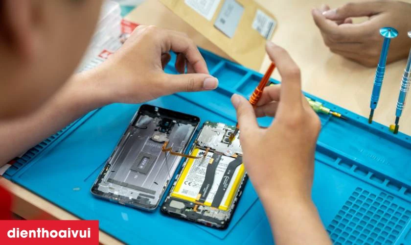 Thay m&agrave;n pin mới cho điện thoại Samsung M55