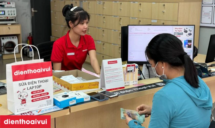 Nh&acirc;n vi&ecirc;n sẽ b&agrave;n giao Samsung M62 đ&atilde; thay pin cho kh&aacute;ch h&agrave;ng