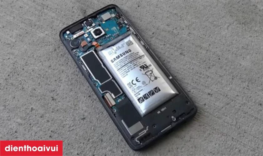 Th&aacute;o pin tr&ecirc;n điện thoại Samsung ra để kiểm tra trực tiếp