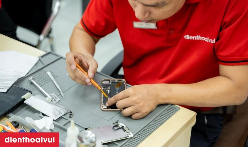 Thay pin Samsung S22 Ultra chính hãng Deji chính hãng, giá rẻ tại Điện Thoại Vui