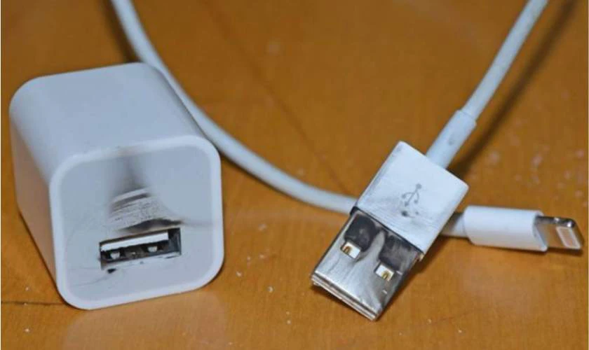 Sử dụng bộ sạc không rõ nguồn gốc, kém chất lượng