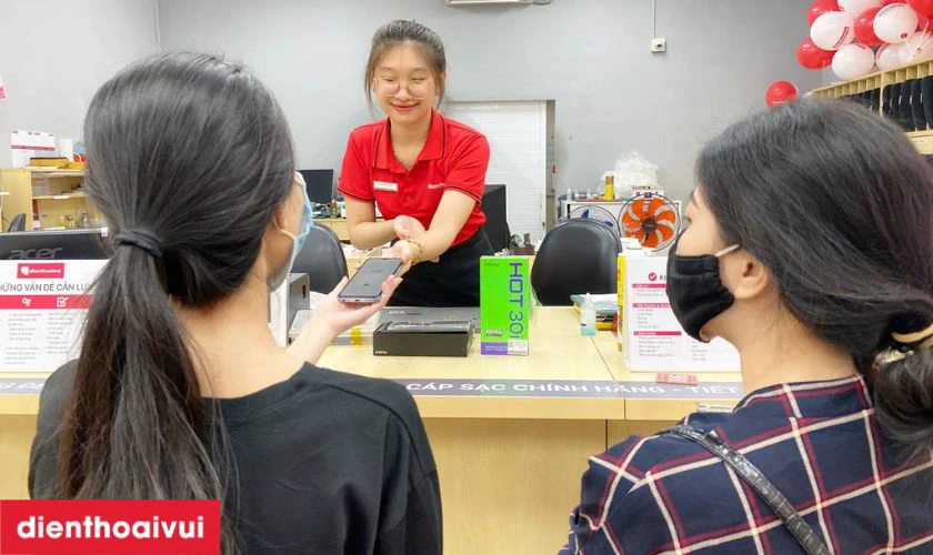 Nh&acirc;n vi&ecirc;n sẽ b&agrave;n giao Samsung S23 Ultra