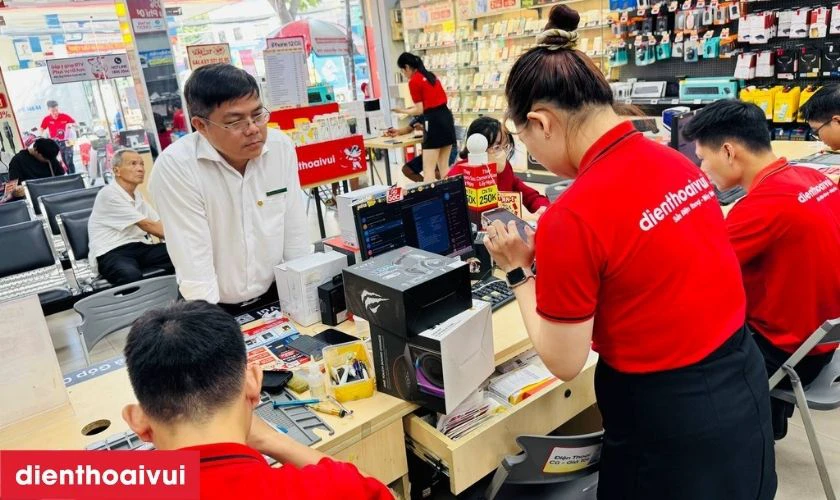 Kỹ thuật vi&ecirc;n sẽ tiếp nhận m&aacute;y v&agrave; kiểm tra t&igrave;nh trạng bằng thiết bị chuy&ecirc;n dụng