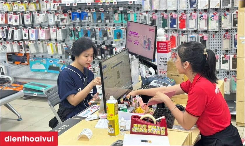 Quy tr&igrave;nh thay pin Samsung Z Fold 4 chuy&ecirc;n nghiệp lấy liền tại Điện Thoại Vui