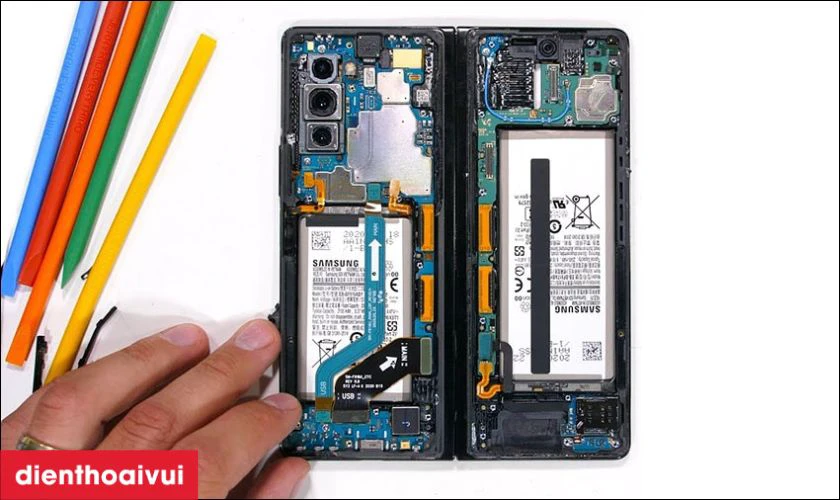 C&oacute; n&ecirc;n thay pin Samsung Z Fold 4 kh&ocirc;ng?