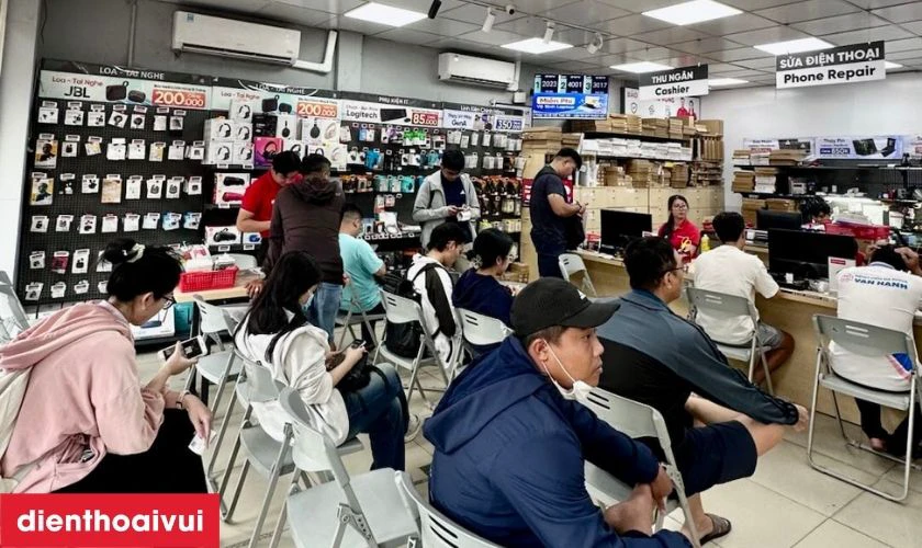 Tiếp nhận điện thoại hư pin từ kh&aacute;ch h&agrave;ng