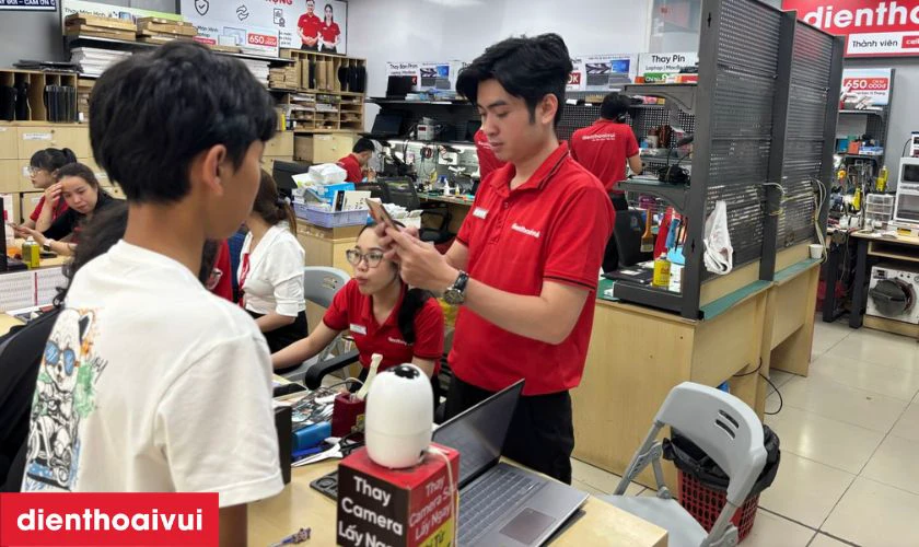 Quy tr&igrave;nh thay pin Vivo V25e lấy liền, uy t&iacute;n tại Điện Thoại Vui