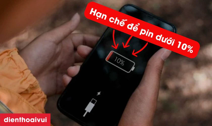 Tr&aacute;nh để pin cạn dưới 10% mới mang đi sạc