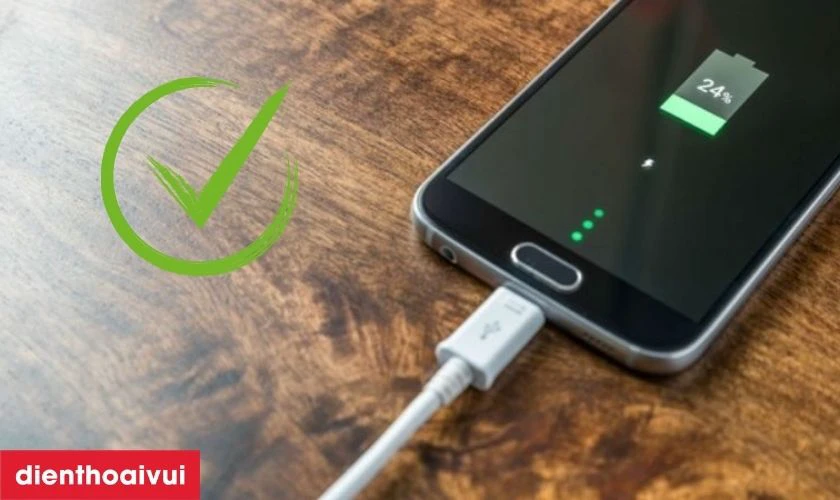 C&aacute;ch sạc pin điện thoại đ&uacute;ng c&aacute;ch an to&agrave;n