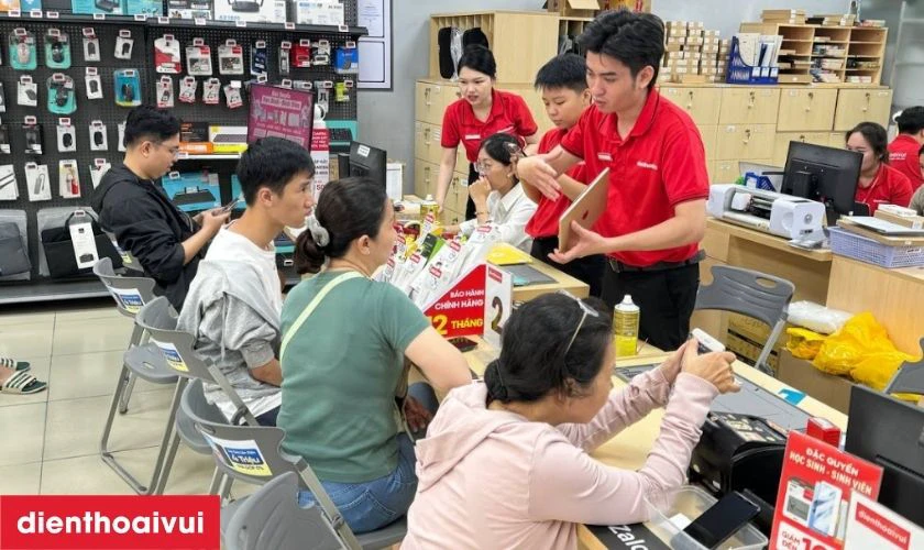 Sau khi hoàn tất thay pin, Xiaomi 14 4G sẽ được kiểm tra lại các chức năng