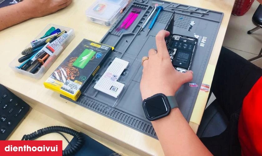 Quy tr&igrave;nh thay pin Xiaomi 14T Pro minh bạch tại Điện Thoại Vui