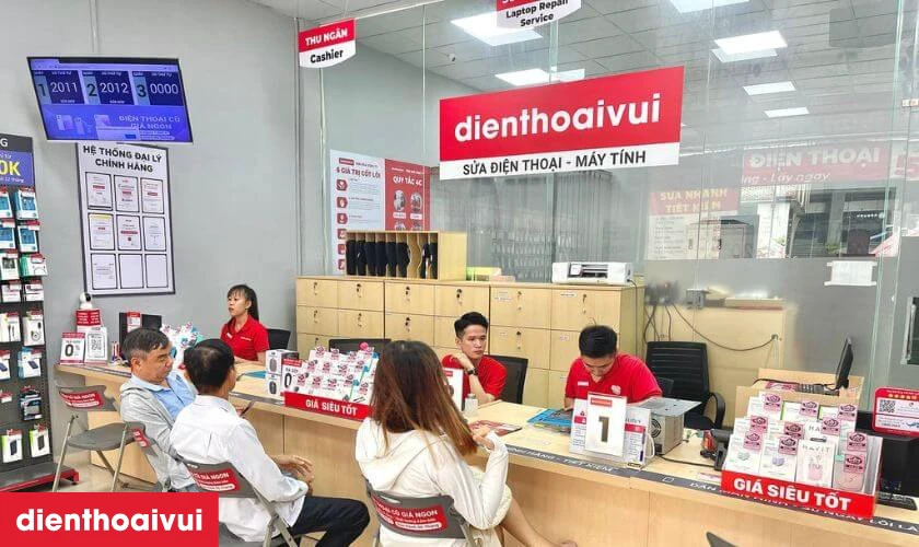 Kiểm tra m&aacute;y v&agrave; thanh to&aacute;n tại quầy theo hướng dẫn của nh&acirc;n vi&ecirc;n cửa h&agrave;ng