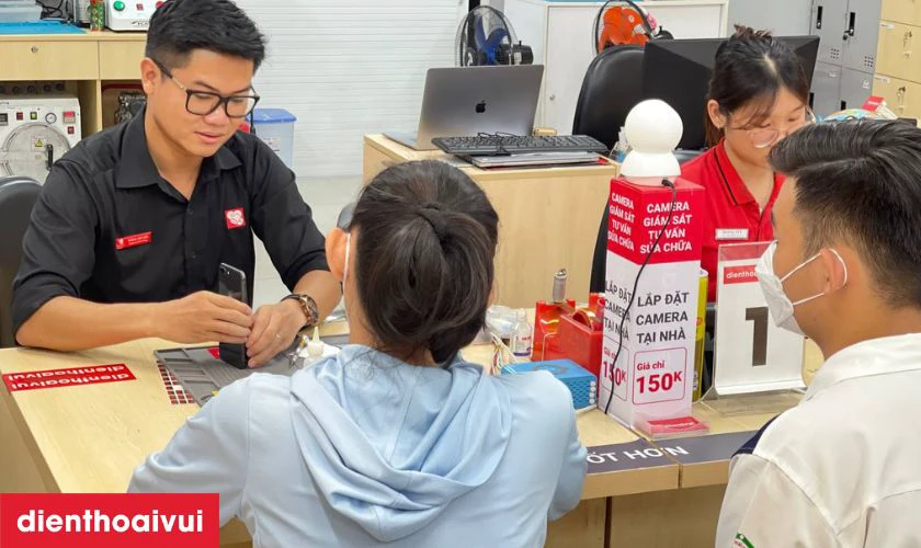 B&agrave;n giao m&aacute;y cho kh&aacute;ch v&agrave; thanh to&aacute;n