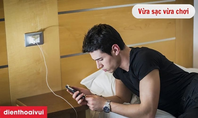Vừa sạc vừa sử dụng l&agrave;m pin nhanh chai phồng hơn