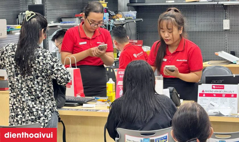Nh&acirc;n vi&ecirc;n tiếp nhận trường hợp pin c&oacute; vấn đề