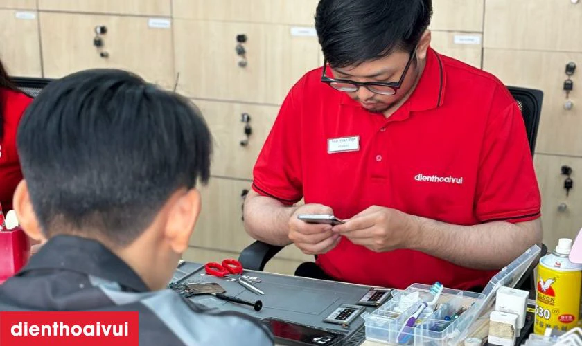 Kiểm tra lại điện thoại sau khi thay pin ho&agrave;n chỉnh