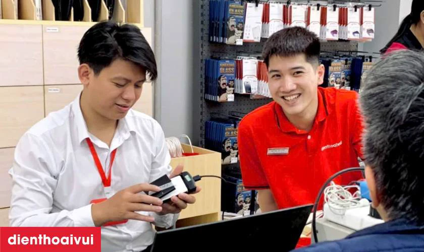 Sau khi ho&agrave;n tất thay pin, kh&aacute;ch h&agrave;ng sẽ kiểm tra thiết bị lần cuối
