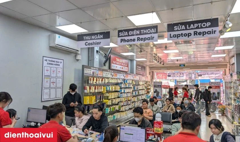 Nh&acirc;n vi&ecirc;n tư vấn sẽ tiếp nhận m&aacute;y, ghi nhận lỗi v&agrave; t&igrave;nh trạng hiện tại của pin
